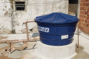 Homem compra caixa-d’água maior para não ficar mais sem água e na hora de instalar acaba descobrindo quantos litros são necessários para atender uma família de quatro pessoas