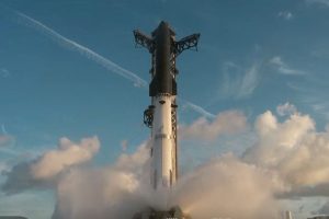 Megafoguete Starship, da SpaceX, faz primeiro voo orbital e lança satélites