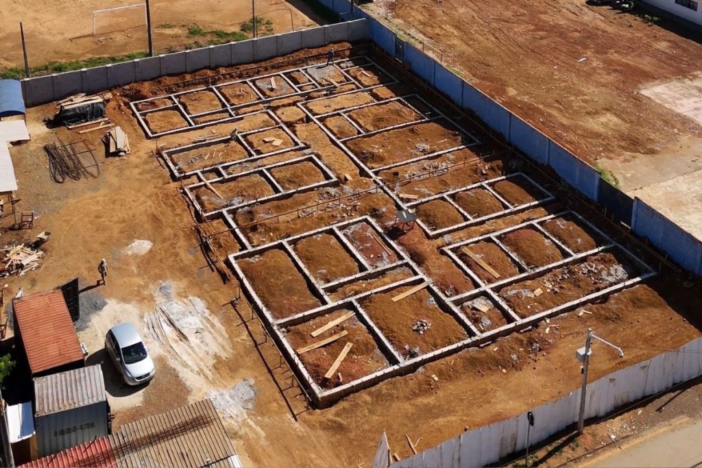 Obra do novo CAPS III está na etapa de fundação e tem previsão de entrega para maio de 2027. (Foto: Reprodução/Gato do Mato Produtora)