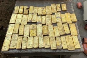 Operários cavam esgoto embaixo de uma antiga mansão, encontram 49 barras de ouro e centenas de moedas e o tesouro é avaliado em milhões de reais