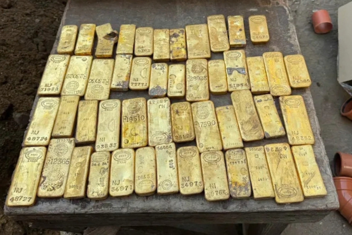 Operários cavam esgoto embaixo de uma antiga mansão, encontram 49 barras de ouro e centenas de moedas e o tesouro é avaliado em milhões de reais