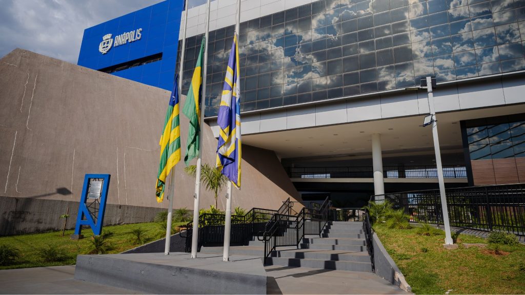 Prefeitura de Anápolis hasteou bandeiras e meio-mastro em luto por Amilton Filho.