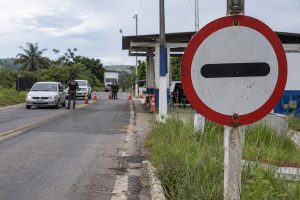 O que significa a placa de trânsito redonda com fundo branco, uma faixa preta no meio e bordas vermelhas, segundo o Departamento de Trânsito