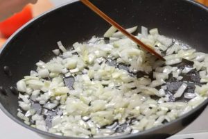 Alho ou cebola primeiro na panela