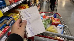 lista de compras no caderno
