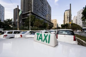 Prefeitura de SP cancela cadastro de taxista que cobrou R$ 30 mil por corrida de R$ 30