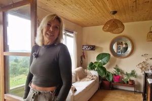 “Nunca é tarde demais”: aos 62 anos, mulher deixa a cidade e vai morar sozinha em uma cabana de madeira em comunidade com apenas 200 moradores e inspira outras mulheres a viverem isso
