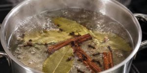 Ferva um punhado de folhas de louro com um pouco de canela em paus: para que serve e por que é recomendado