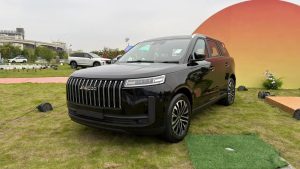 Novo lançamento da Jaecoo parece carro de luxo, promete rodar até 1.000 km com um tanque, vai de 0 a 100 km/h em 7,9 segundos e deve custar menos de R$ 160 mil
