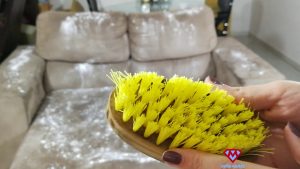 como tirar manchas do sofá