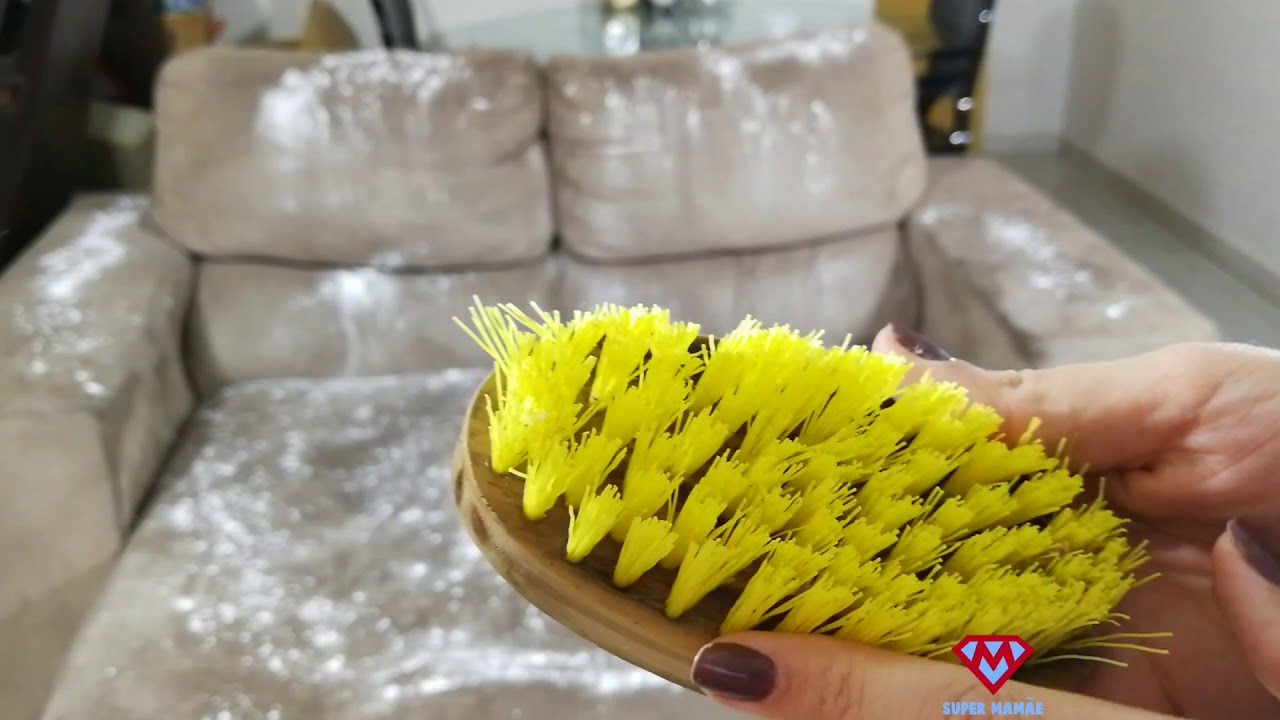 como tirar manchas do sofá