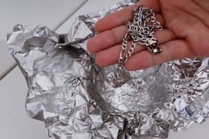O bicarbonato de sódio pode auxiliar na limpeza das peças de prata