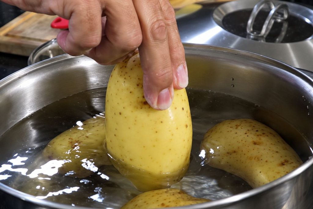 Batatas sendo cozidas