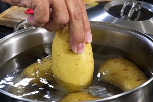 Batatas sendo cozidas