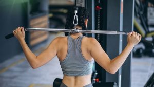 Mulher será indenizada por academia após sofrer acidente durante exercício de "puxada alta".