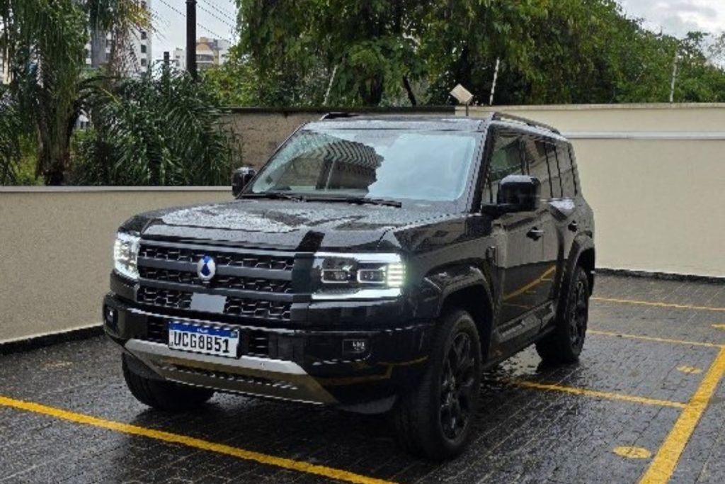 O carro de luxo mais vendido do Brasil vai de 0 a 100 km/h em pouco mais de 4 segundos, tem geladeira, bancos com massagem e 16 modos de condução