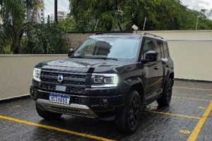 O carro de luxo mais vendido do Brasil vai de 0 a 100 km/h em pouco mais de 4 segundos, tem geladeira, bancos com massagem e 16 modos de condução
