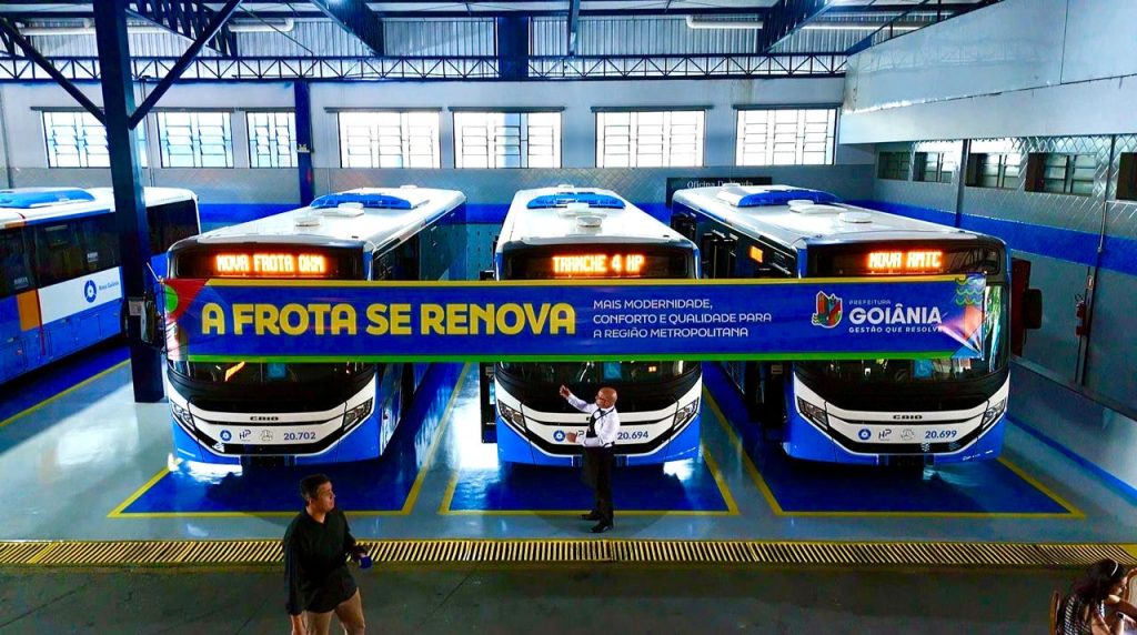 Veículos entregues nesta quarta-feira (30) contam com ar-condicionado, wi-fi, tomadas USB e câmeras de segurança. (Foto: Alex Malheiros/Prefeitura de Goiânia) 