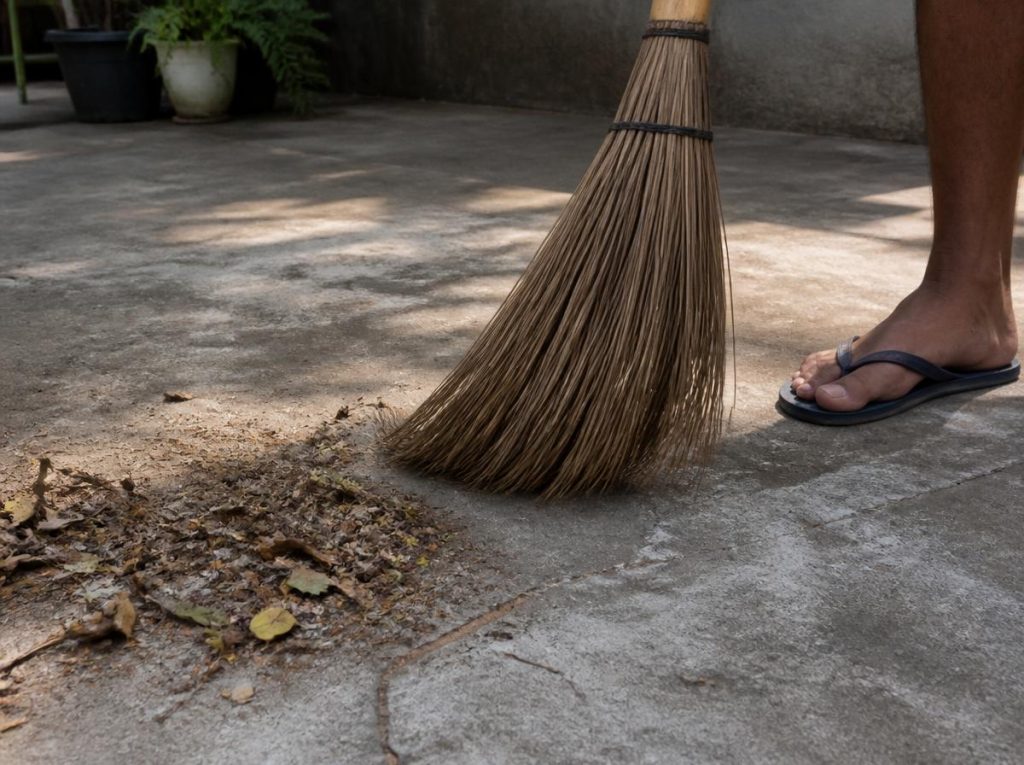 Uso de vassoura e reaproveitamento de água estão entre as medidas simples que ajudam a reduzir o desperdício. (Foto: Divulgação)