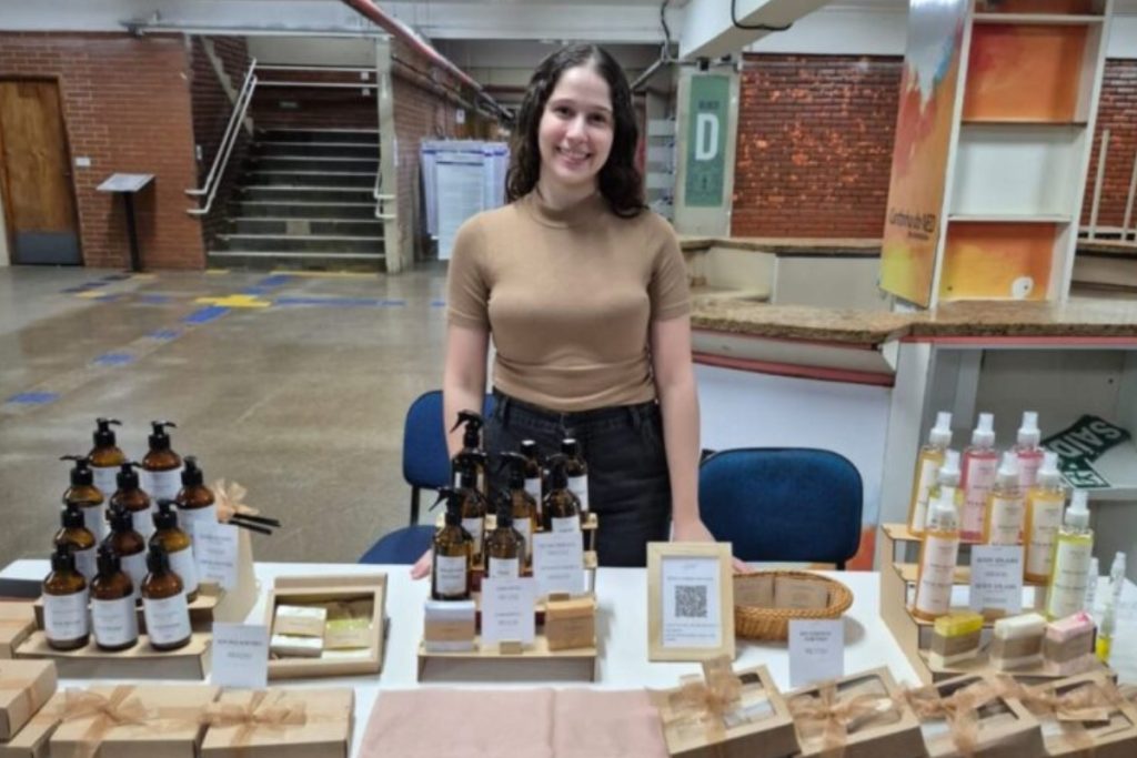 Aos 20 anos e com cerca de R$ 200, ela começou fazendo sabonete em casa na pandemia e hoje comanda a própria marca de cosméticos em Goiânia