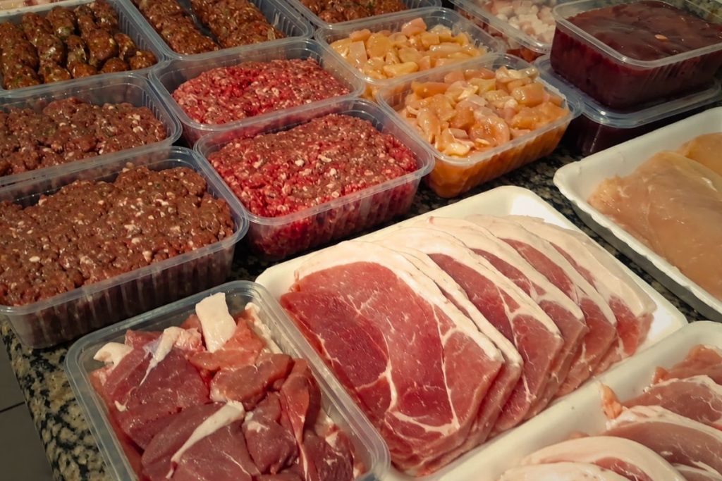 Carnes sendo guardadas