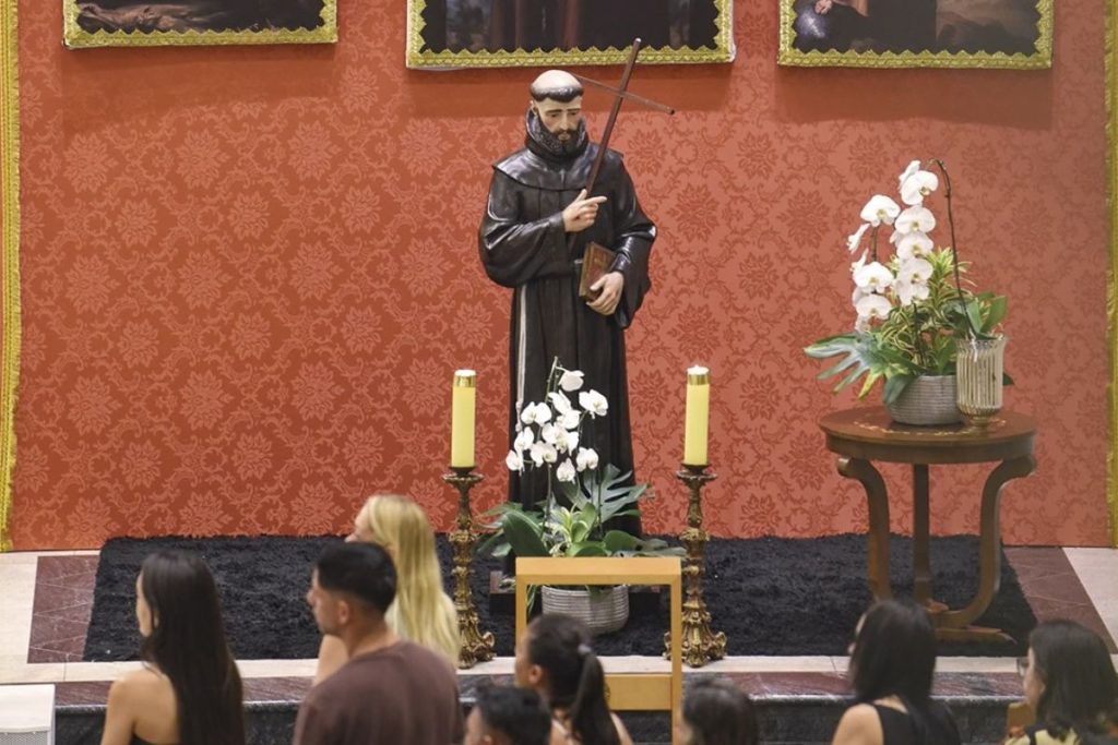 Fiéis participam de missa na Paróquia São Francisco de Assis, no Jundiaí, durante a programação que marca os 800 anos da morte do santo em Anápolis. (Foto: Reprodução/Redes sociais/@saofrancisco.anapolis)