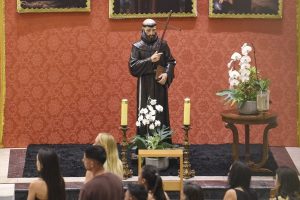 Fiéis participam de missa na Paróquia São Francisco de Assis, no Jundiaí, durante a programação que marca os 800 anos da morte do santo em Anápolis. (Foto: Reprodução/Redes sociais/@saofrancisco.anapolis)