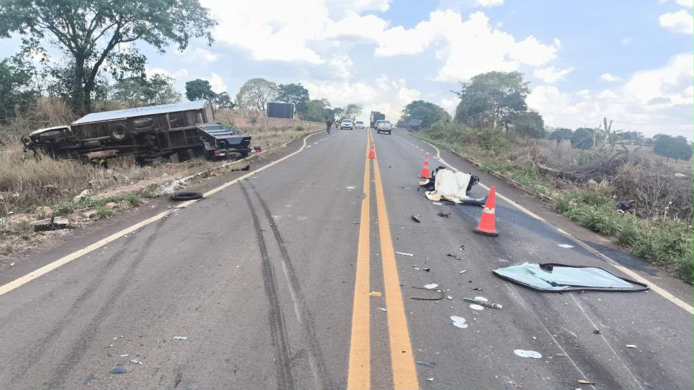 batida entre caminhão e motocicleta em Goiás
