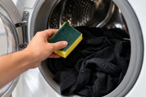 lavagem de roupas escuras