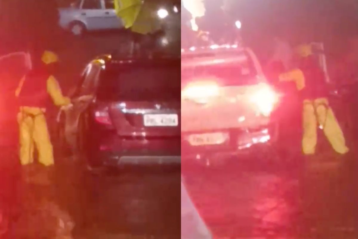 Bombeiros retiram idoso de veículo que ficou ilhado durante a forte chuva registrada em Jataí. (Foto: Divulgação/CBMGO)