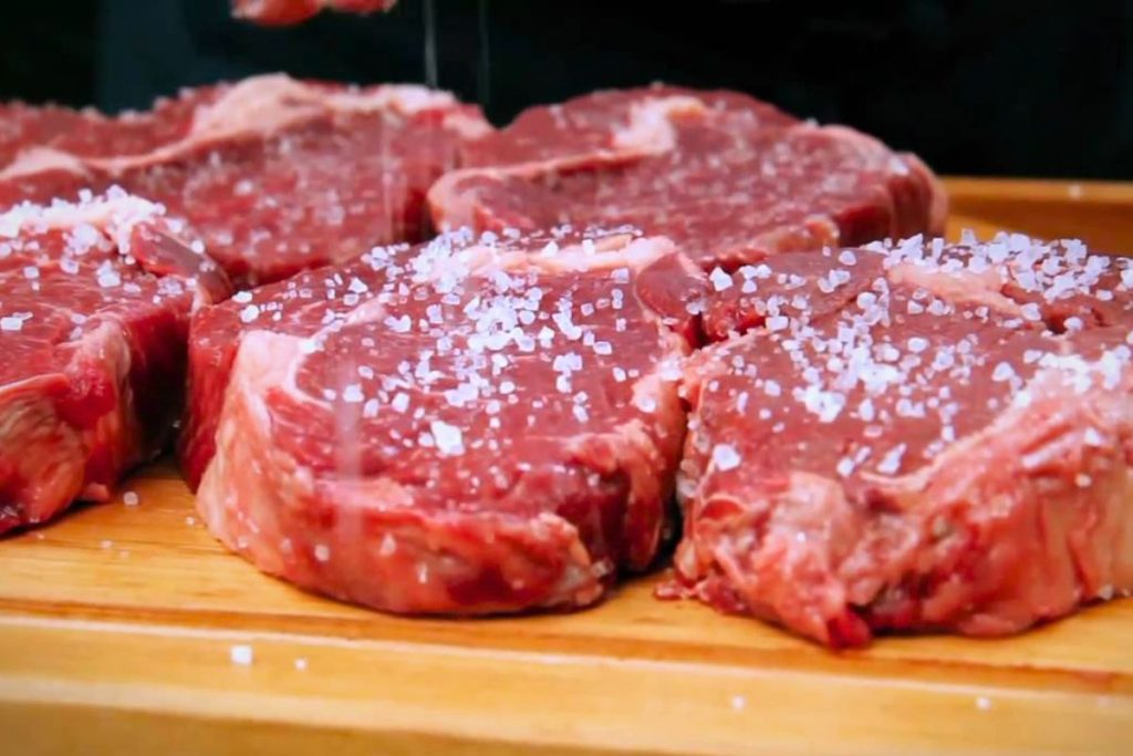 Churrasco sendo preparado