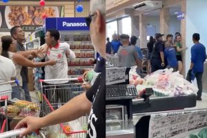 Imagens mostram a confusão dentro do supermercado, no Setor Garavelo, em Aparecida de Goiânia. (Foto: Reprodução/Redes sociais)