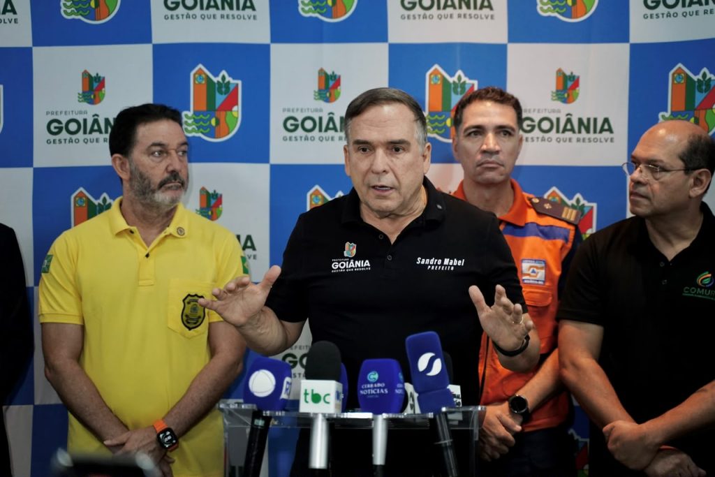 Prefeito Sandro Mabel durante coletiva de imprensa sobre as preparações para o Super El Niño.