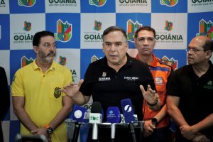 Prefeito Sandro Mabel durante coletiva de imprensa sobre as preparações para o Super El Niño.
