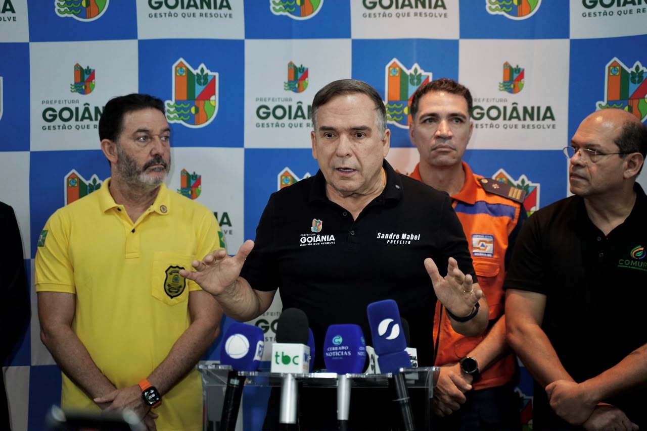 Prefeito Sandro Mabel durante coletiva de imprensa sobre as preparações para o Super El Niño.