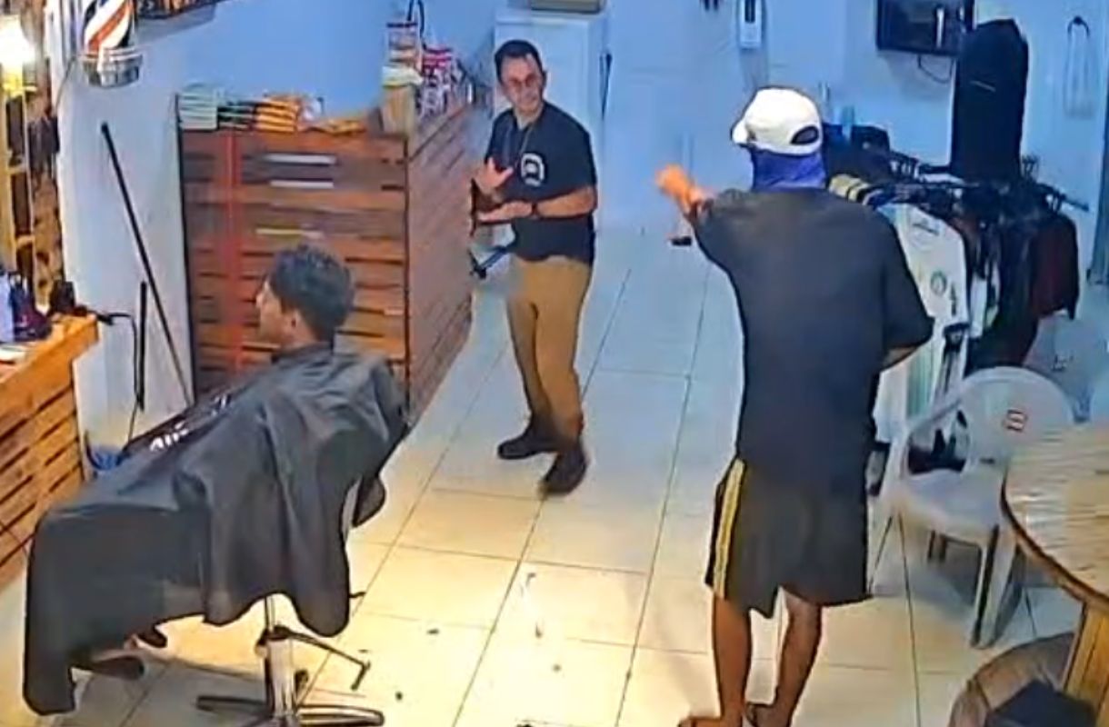 Homem armado invade barbearia durante corte de cabelo e foge com R$ 100 em Anápolis