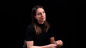 Carol do Amiltinho, candidata a deputada estadual, fala durante entrevista em estúdio