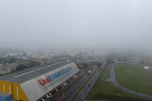 De onde vem tanta neblina? Anápolis amanhece encoberta em dia de alerta para mudança no tempo