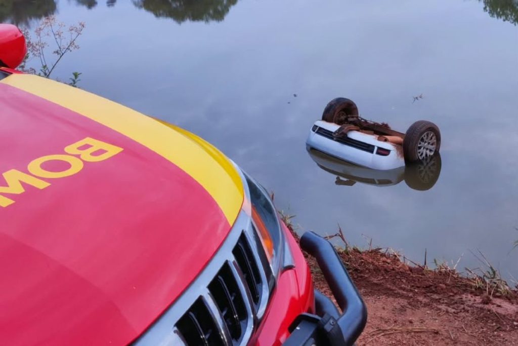 Motorista morre após carro cair em represa na zona rural de Morrinhos