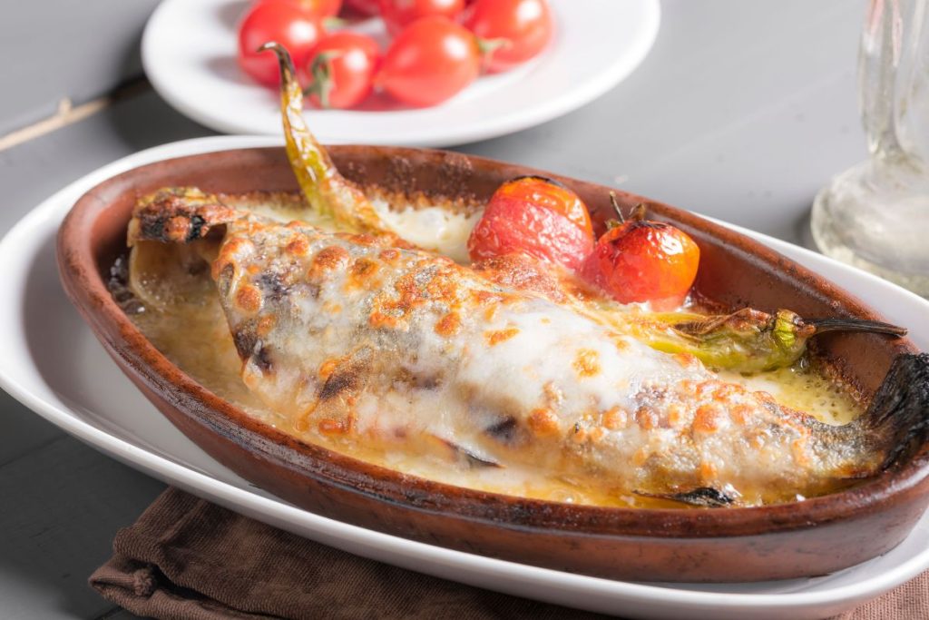 Peixe assado com tomates