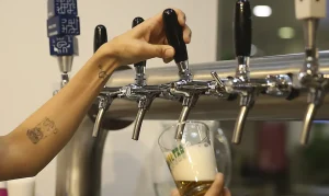 Venda e consumo de bebidas alcoólicas estarão liberados em Anápolis neste domingo (4), durante o primeiro turno das eleições. (Foto: Marcelo Camargo/Agência Brasil)
