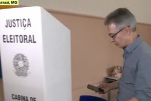 Romeu Zema usa celular na cabine de votação e diz que não foi alertado: “Ninguém me lembrou”