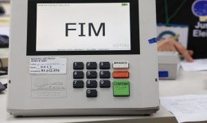 Horário de votação é encerrado no país; quem estiver na fila ainda pode votar