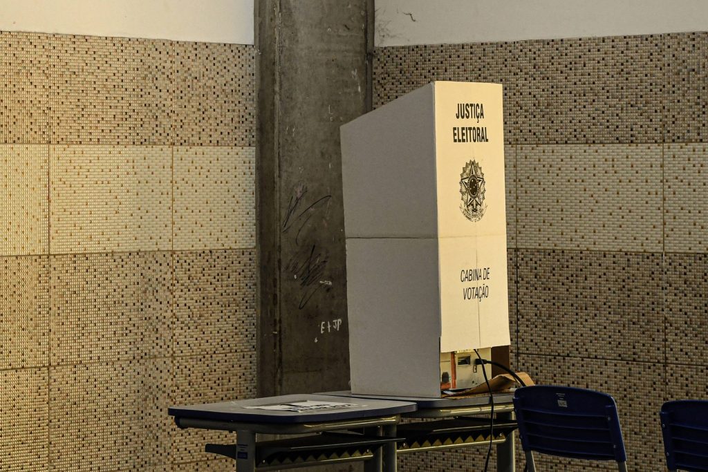 Quatro eleitores morrem após passarem mal em locais de votação no país
