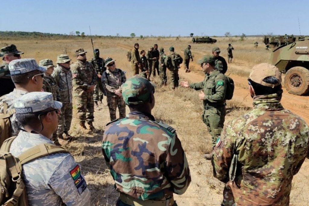 Militares observando a operação