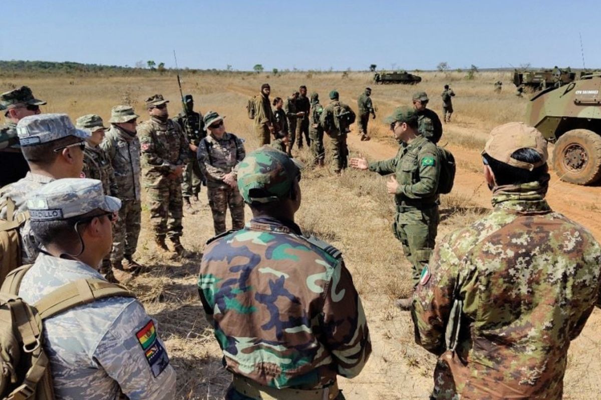 Militares observando a operação