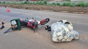 Motociclista bate em pacote deixado na BR-060, cai na pista e morre atropelado em Goiânia