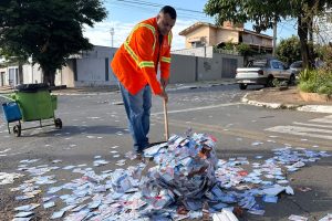1,5 tonelada de santinhos e panfletos são coletados em Goiânia após primeiro turno
