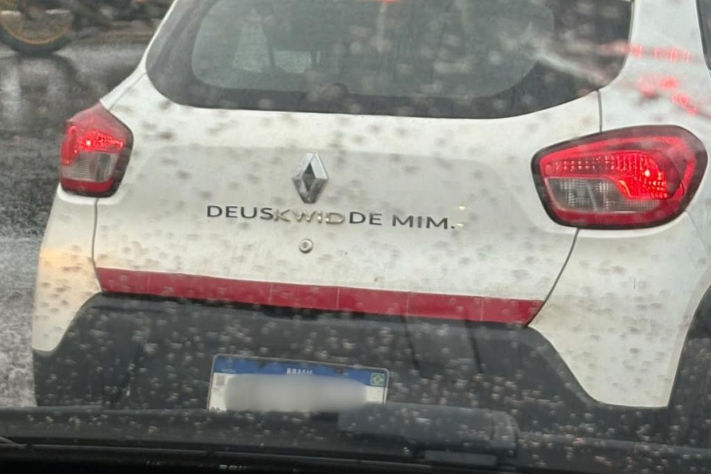 adesivo curioso em Goiânia