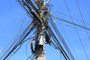 Operação regulariza mais de 4,6 mil postes em Goiânia e retira 203 toneladas de fios